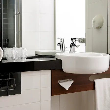 홀리데이 인 익스프레스 아레나 타워 호텔