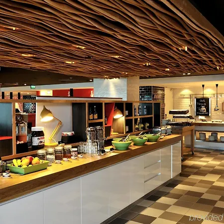 홀리데이 인 익스프레스 아레나 타워 호텔 3*