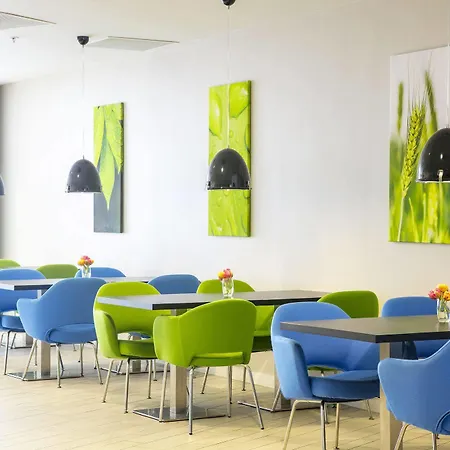 홀리데이 인 익스프레스 아레나 타워 3*