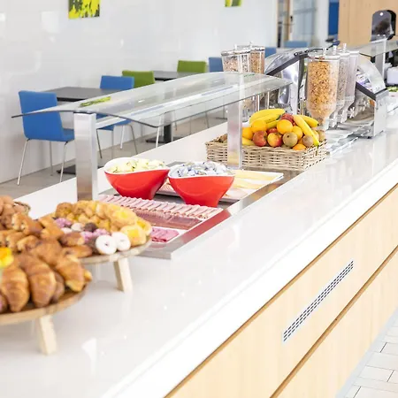 홀리데이 인 익스프레스 아레나 타워 호텔 3*